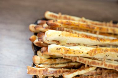 Masanın üzerinde ev yapımı ekmek parçaları var.