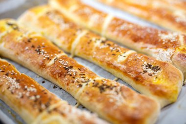 Ev yapımı ekmeği tuzlu rulo yapmak