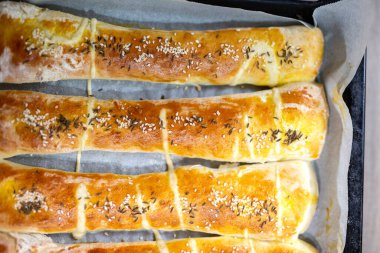 Ev yapımı ekmeği tuzlu rulo yapmak