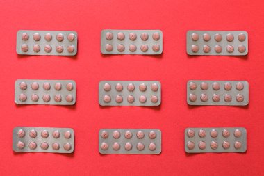 Masada kırmızı arka planlı su toplayıcı.