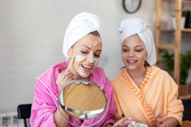 Anne ve kızı daha iyi bir cilt ve kafaya havlu için doğal bir misk kokusu sürdüler.