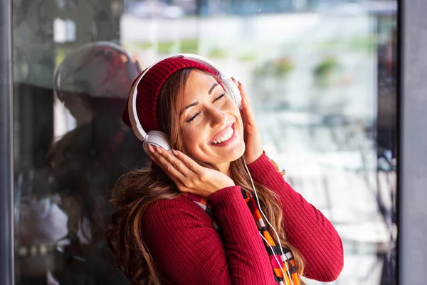 Girl sitting and listening music and having fun — Stock Photo, Image
