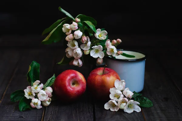 Natureza Morta Com Maçãs Flores Árvore Maçã Mesa Madeira — Fotografia de Stock