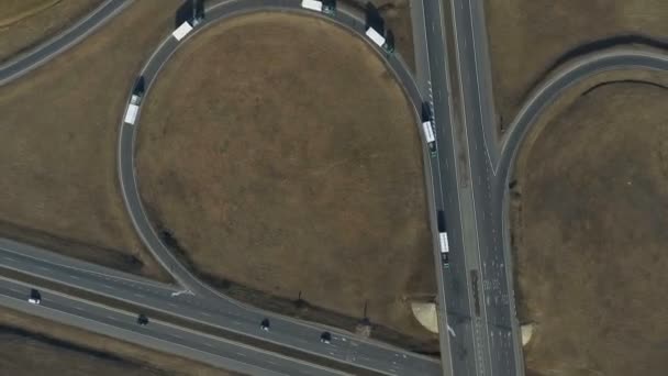 Rotunda aérea de cima para baixo ver imagens de cima com veículos circulando ao redor do comboio do caminhão — Vídeo de Stock