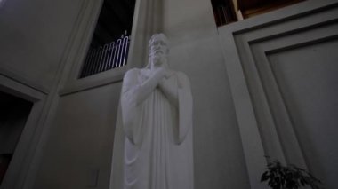 REYKJAVIK, ICELAND, 10 Ekim 2019 Reykjavik, İzlanda 'daki Hallgrimskirkja kilisesinde taş heykel