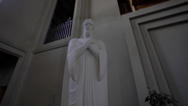 REYKJAVIK, ISLÂNDIA, OUTUBRO 10, 2019 Estátua de pedra branca na igreja Hallgrimskirkja em Reykjavik, Islândia — Vídeo de Stock