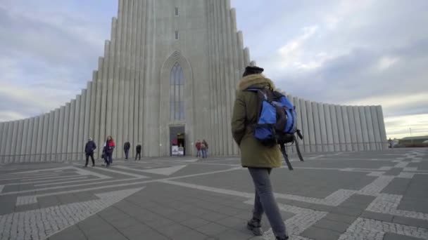 REYKJAVIK, ICELAND, 10 Ekim 2019 Reykjavik 'teki Lutheran Kilisesi Hallgrimskirkja' sına bir kız gelir. — Stok video