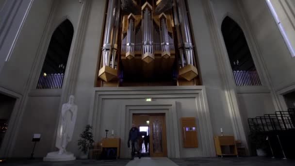 REYKJAVIK, ICELAND, 10 EKİM 2019 Reykjavik, İzlanda 'daki Hallgrimskirkja kilisesinin içindeki büyük bir boru organı — Stok video