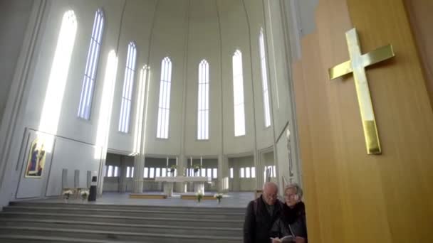 REYKJAVIK, IJSLAND, OKTOBER 10, 2019 Altaar en kruis op het altaar in de Hallgrimskirkja kerk in Reykjavik, IJsland Stockvideo