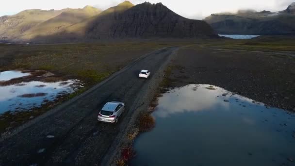 REYKJAVIK, ICELAND, OCTOBER 10, 2019 Cars drive along the Icelandic dirt road in the direction of the glacier — Stock Video