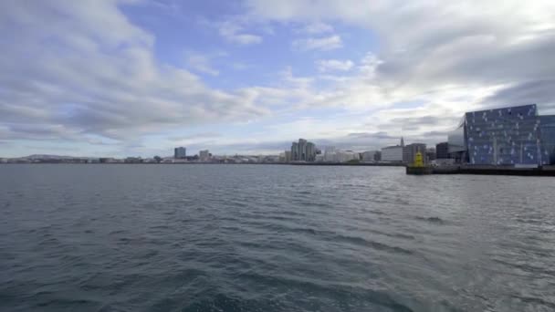 从法沙夫洛湾俯瞰雷克雅未克。从水面看斯堪的纳维亚城市. — 图库视频影像