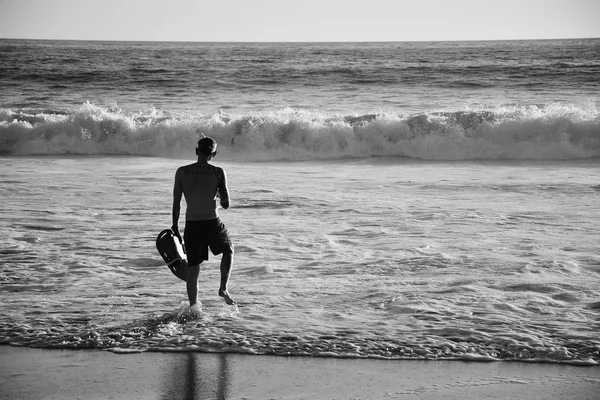 Manlig livräddare titta på kusten — Stockfoto