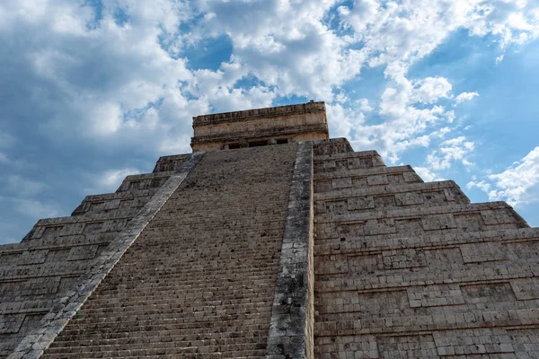 Пирамида Кукулкана Эль-Кастильо в Чичен-Ице, Мексика — стоковое фото