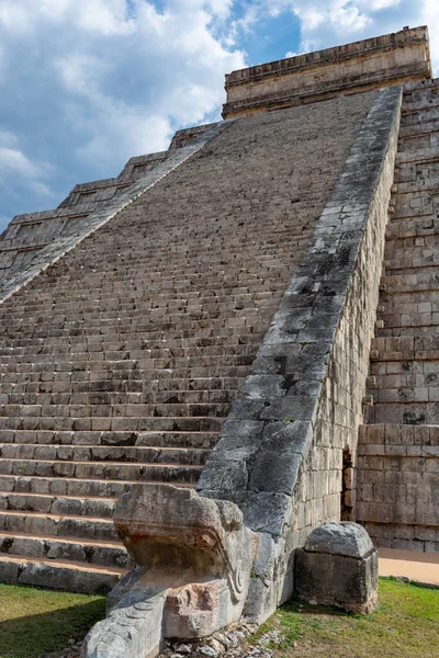 Mayan pyramid of Kukulcan El Castillo in Chichen Itza, Mexico — Stock Photo, Image