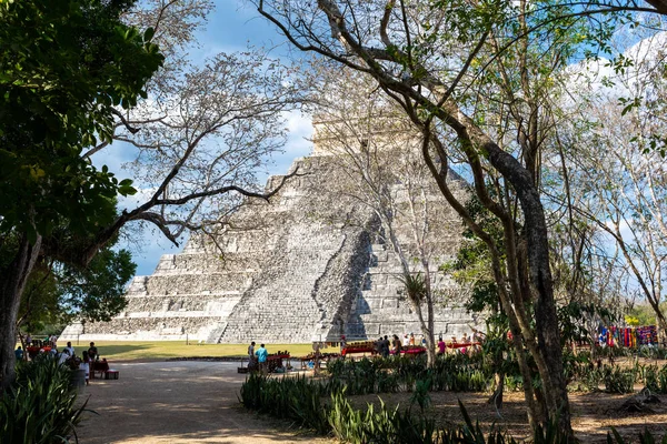 Pyramide Maya de Kukulcan El Castillo à travers les arbres à Chichen Itza, Mexique — Photo