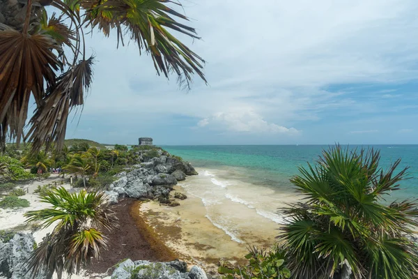 A view of the beach and ocean below the Temple of the Wind God Mayan ruins in Tulum, Quintana Roo, México — Foto de Stock