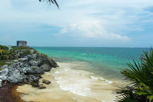 A view of the beach and ocean below the Temple of the Wind God Mayan ruins in Tulum, Quintana Roo, México — Foto de Stock
