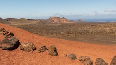 Şaşırtıcı volkanik manzara kayaların hattı, Timanfaya Milli Parkı, Lanzarote, Kanarya Adaları, Ispanya