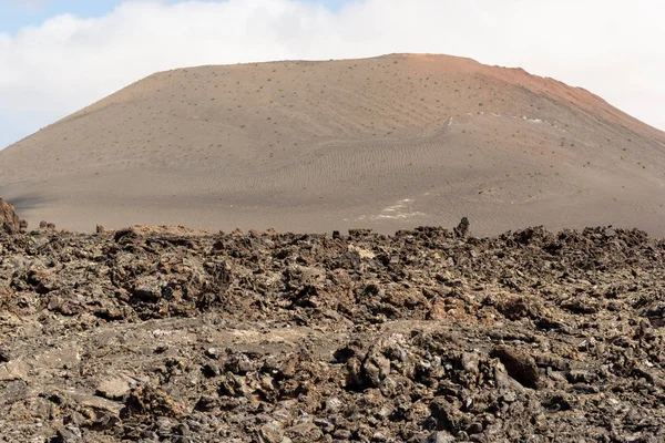 Increíble paisaje volcánico en el Parque Nacional de Timanfaya, Lanzarote, Islas Canarias, España — Foto de Stock