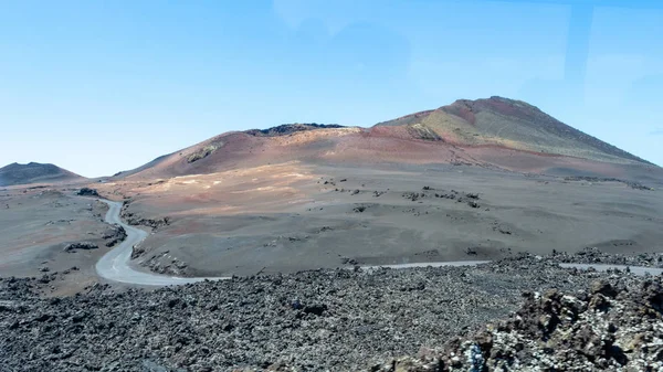 Camino al volcán, increíble paisaje volcánico del Parque Nacional de Timanfaya, Lanzarote, Islas Canarias, España — Foto de Stock