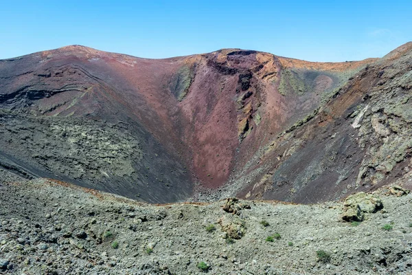 Colorido paisaje volcánico del Parque Nacional de Timanfaya, Lanzarote, Islas Canarias, España — Foto de Stock