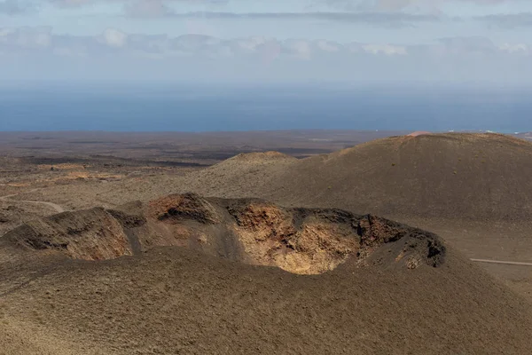 Increíble cráter en un paisaje volcánico del Parque Nacional de Timanfaya, Lanzarote, Islas Canarias, España — Foto de Stock