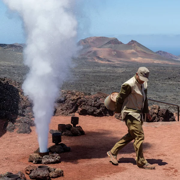 Géiser de vapor activado por el hombre, Parque Nacional de Timanfaya, Lanzarote, Islas Canarias, España — Foto de Stock