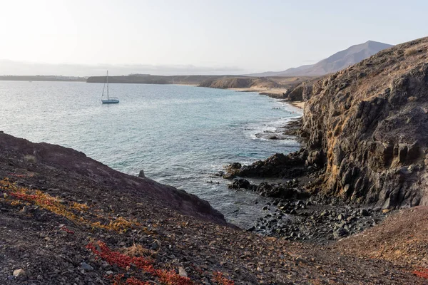 Barco saliendo de costa rocosa, Lanzarote, Islas Canarias, España — Foto de Stock