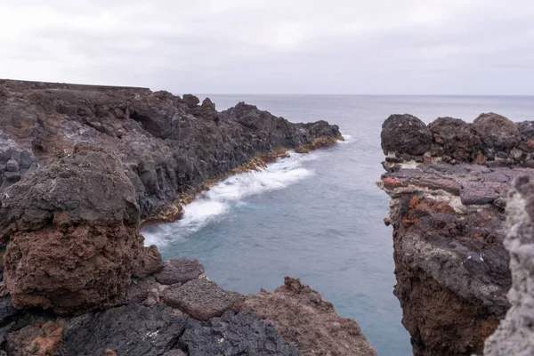 Los Hervideros, un lugar donde la lava fluía hacia el océano, Lanzarote, Islas Canarias, España — Foto de Stock