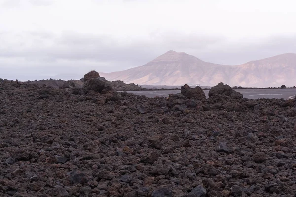 Increíble paisaje volcánico en el Parque Nacional de Timanfaya, Lanzarote, Islas Canarias, España — Foto de Stock