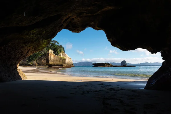 Hermosa vista de una playa en hahei enmarcada por una cueva, Península de Coromandel — Foto de Stock