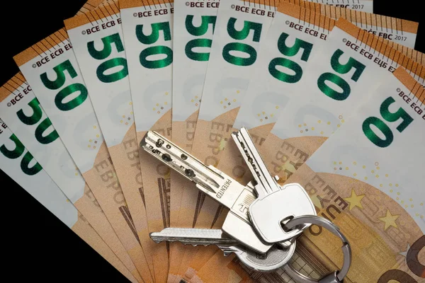 कई 50 यूरो नोटों पर घर की चाबियाँ। बंधक या एक घर अवधारणा खरीदें — स्टॉक फ़ोटो, इमेज
