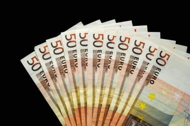 Birkaç 50 euro notlar siyah bir arka plan üzerinde görüntülenir. Zenginlik