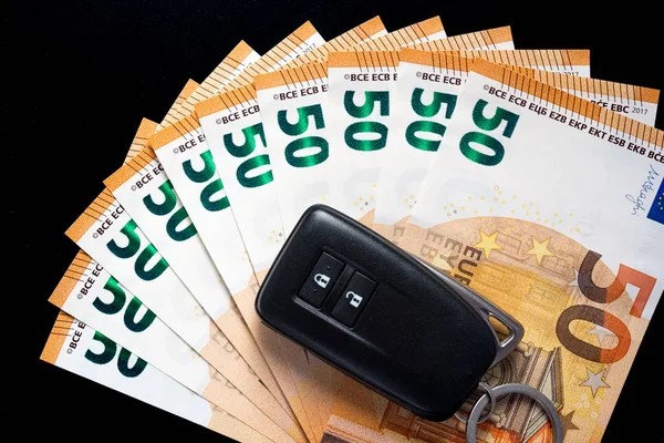 कई 50 यूरो नोटों पर कुंजी कार। एक कार अवधारणा खरीदें। काले पृष्ठभूमि . — स्टॉक फ़ोटो, इमेज