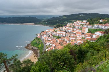 Asturias, İspanya'da bir balıkçı köyü lastres görünümü. kırmızı çatılı beyaz köy evleri