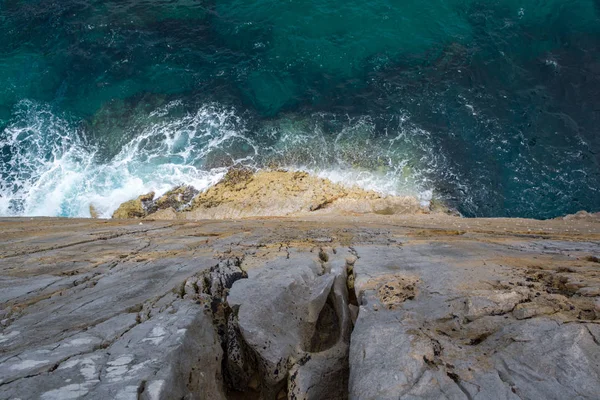 Vista sobre el mar en un acantilado, concepto miedo a caer, depresión, ubicación Bufones de Pria, Asturias, España — Foto de Stock