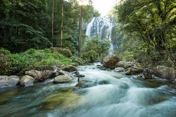 Waterval in herfstbos bij Erawan National Park, Thailand — Stockfoto