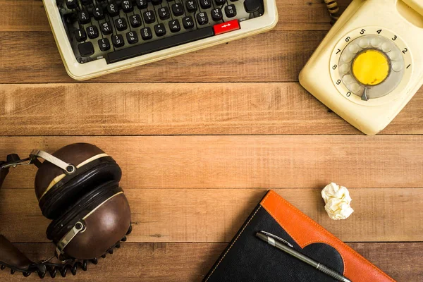 Vista superior del cuaderno en la mesa de madera, typewriter, viejo ynes o. — Foto de Stock