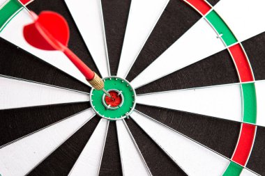 Dart oku hedefin merkezine isabet ediyor, kişisel koçluk kavramı.