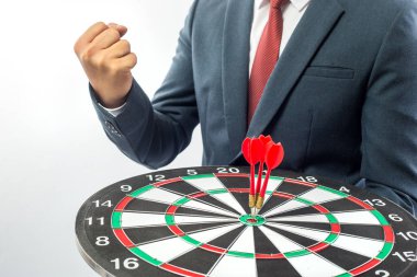 İş adamı el ile Merkezi isabet Dart hedef