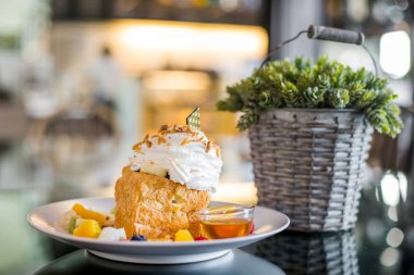 Vanilyalı dondurma ve meyveli ballı tost.