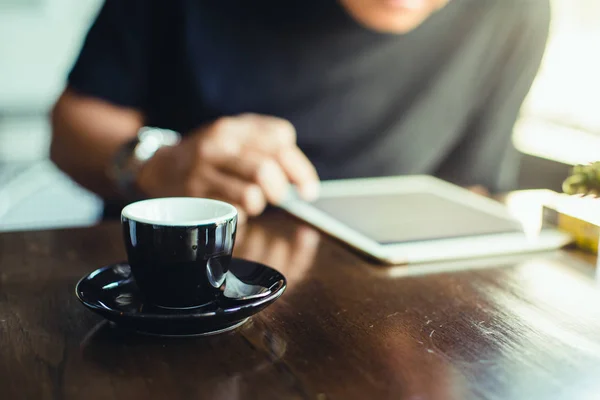 Tazza di caffè in caffetteria — Foto Stock