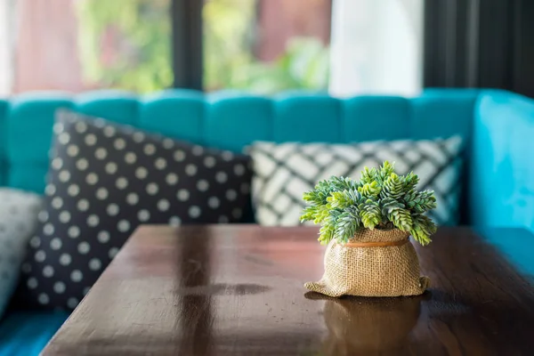 Blumenvase auf Tischdekoration im Wohnbereich — Stockfoto