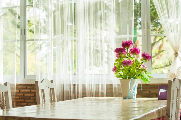 Coloridas flores macetas decoración en mesa de madera — Foto de Stock