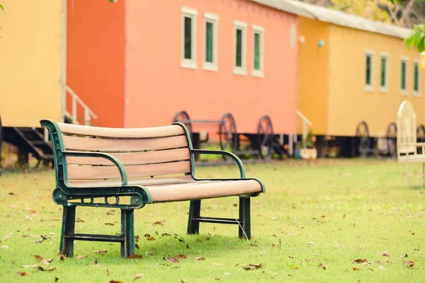 Trästol, trädgårdsstol i trädgården — Stockfoto