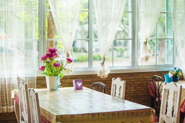 Färgglada blommor krukor dekoration på träbord — Stockfoto