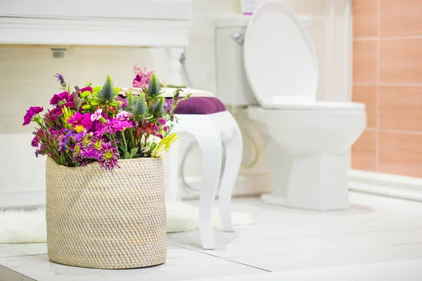 Фрагмент роскошной ванной комнаты — стоковое фото