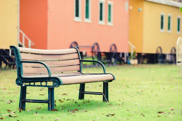 Chaise en bois, chaise de jardin dans le jardin Images De Stock Libres De Droits