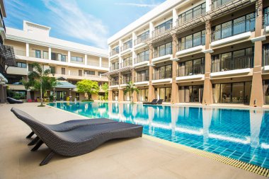 Rattan sandalye yastık yanında Yüzme Havuzu ile rahatlatıcı