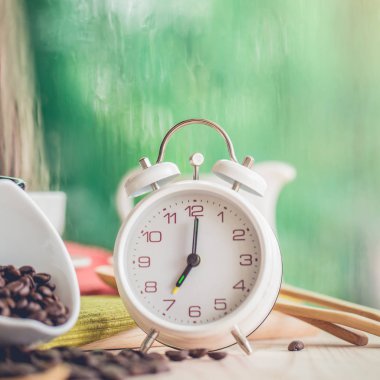 Yağmurlu bir günün arka planında kahve çekirdekleri, iyi bir kahve zamanı.